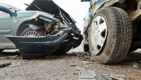ХАОС У СЕВЕРНОЈ МАКЕДОНИЈИ: Тинејџерка (16) колима прегазила девојчицу (4), слупала два аутомобила и бандеру