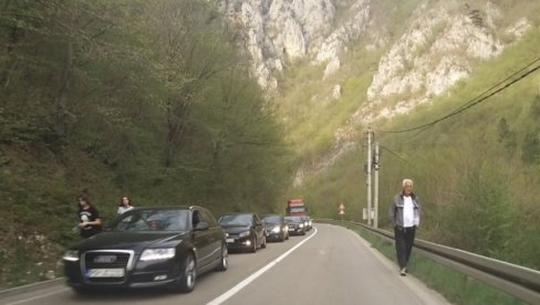 KILOMETARSKA KOLONA NA GRANICI: Crnogorci krenuli iz Srbije posle praznika (VIDEO)
