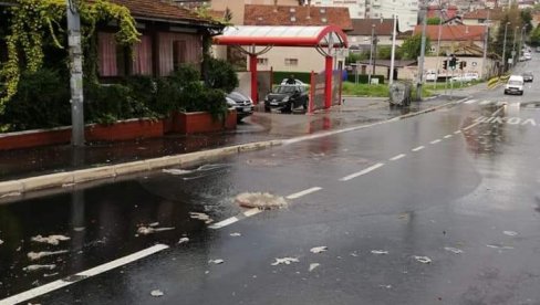 ОТПАД ПОКУЉАО ПО ОБНОВЉЕНОЈ УЛИЦИ: Хаварија у обновљеном делу Улице витезова Карађорђеве звезде у Миријеву