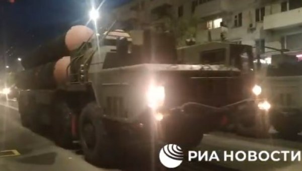 РУСИЈА НА НОГАМА: С-400 на улицама Крима (ВИДЕО)