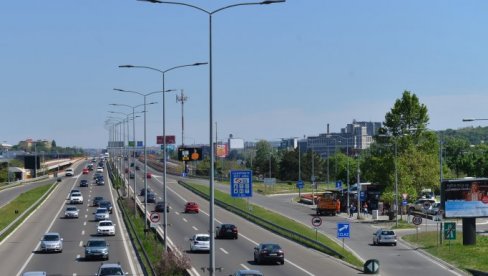 САОБРАЋАЈ ЗАУСТАВНОМ ТРАКОМ: Радови на ауто-путу Е-70, у зони петље Рума, задржавање на граничним прелазима