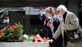 NOSTALGIJA OŽIVI NA DAN TITOVE SMRTI: Nekoliko stotina ljudi obišlo Kuću cveća na Dedinju odajući poštovanje Josipu Brozu (FOTO)