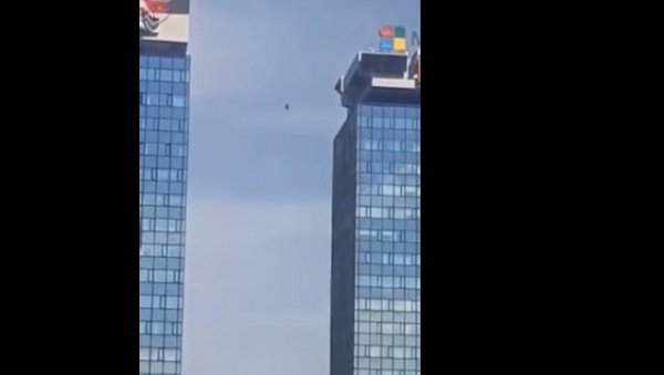 ПРИЗОР ОД КОГА СЕ ГУБИ ТЛО ПОД НОГАМА:  Мушкарац ходао по жици између два небодера у Сарајеву (ВИДЕО)