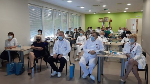ПОХВАЛЕ ЗА БОРБУ ПРОТИВ КОРОНЕ: Угледни руски лекари у тродневној посети бијељинској болници (ФОТО)