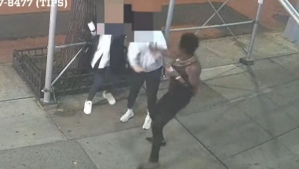 САМО ЈЕ ОСЕТИЛА УДАРАЦ У ГЛАВУ: Ужас у Њујорку, на Тајмс скверу чекићем нападнута жена! (ВИДЕО)