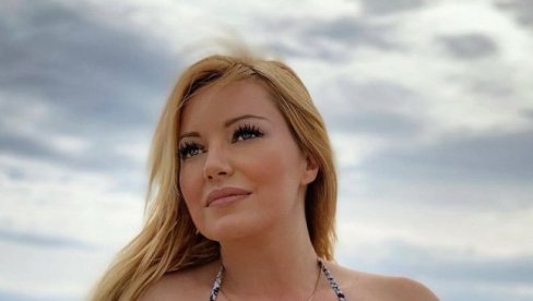 ОТВОРИЛА СЕЗОНУ КУПАЊА: Певачица Ивана Јордан отпутовала у Грчку и ужива у солунском заливу