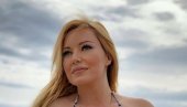 OTVORILA SEZONU KUPANJA: Pevačica Ivana Jordan otputovala u Grčku i uživa u solunskom zalivu