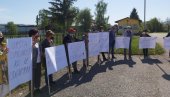 TRAŽE IZMEŠTANJE OPASNOG OTPADA: Članovi neformalne grupe građana okupili se ispred fabrike ulja Bioil u Kotorskom