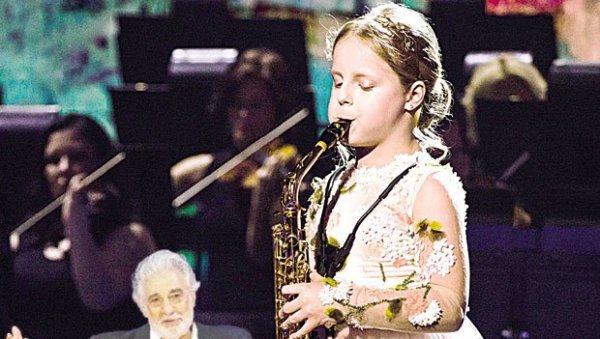 КИКИ ЋЕ ДИРИГОВАТИ ПЛАСИДО ДОМИНГО: Кристина Васић, деветогодишња девојчица из Параћина, на велика врата улази на светску музичку сцену