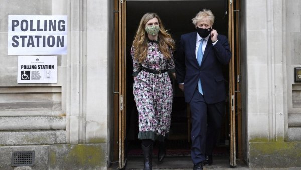 ЛАБУРИСТИ ПОТУЧЕНИ ДО НОГУ: Тријумф конзервативаца у Британији - премијер Борис Џонсон слави са гласачима у Хартлпулу