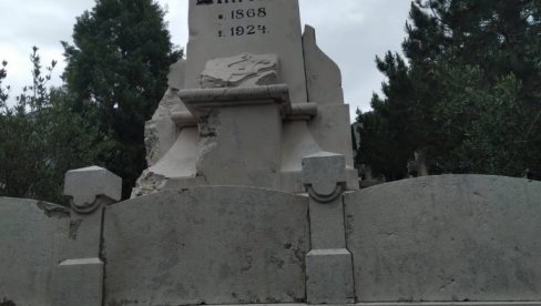 ТРАГ „ЗУБА ВРЕМЕНА“? Оштећен споменик Алекси Шантићу у Мостару