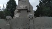 ТРАГ „ЗУБА ВРЕМЕНА“? Оштећен споменик Алекси Шантићу у Мостару