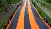U ČAST DANA POBEDE, PRIZOR ZA POŠTOVANJE: U Smolensku razvijena najduža Georgijevska lenta na svetu (VIDEO)