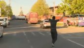 ODNELI BODOVE, ZABORAVILI FUDBALERA: Vezni igrač trčao za autobusom, ekipa otišla bez njega (VIDEO)