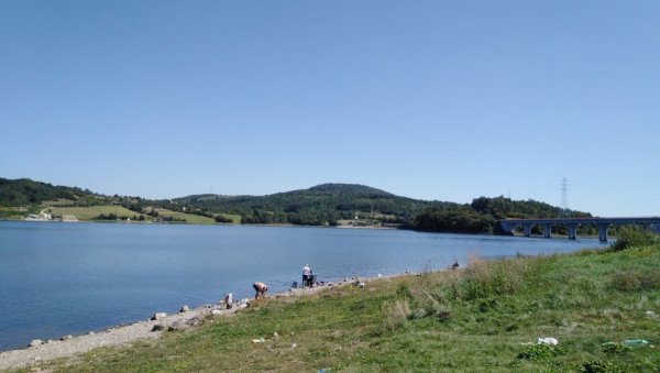 РОНИОЦИ ЈОШ УВЕК ТРАЖЕ ЈОВАНУ: Потрага за девојком на Гружанском језеру се наставља