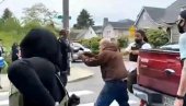 DRAMATIČAN SNIMAK IZ AMERIKE: Demonstranti i prolaznici potežu oružje jedni na druge (VIDEO)