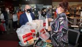 POKLONILI KNJIGE BIBLIOTECI U SMEDEREVU: Večernje novosti i Borba započele zajedničku akciju darivanja vrednih dela iz naše kuće