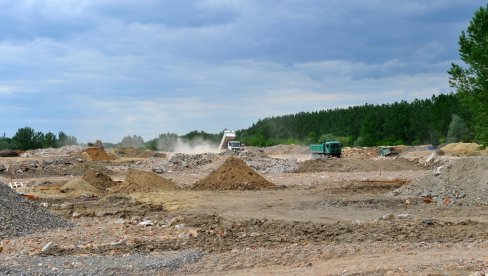 PRAŠINA NAD  GNEZDIMA  BELOREPANA: Na području Bare Reva u naselju Krnjača, počela izgradnja postrojenja za preradu građevinskog otpada