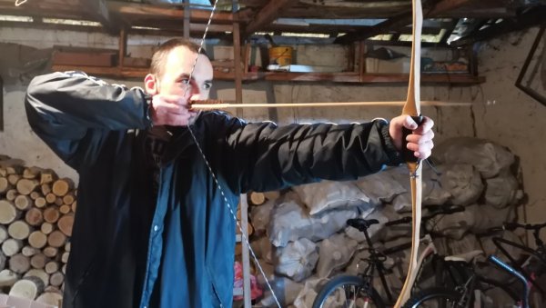 ОРУЖЈЕ ДЕЉЕ ОД ШЉИВЕ И ДУДА: Војислав Ђорђевић (38) из Крушевца, већ четири године јединствени произвођач лука и стреле