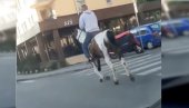 OVO SE U BEOGRADU NE VIĐA SVAKI DAN: Zajahao konja, pa krenuo ulicom među automobile (VIDEO)