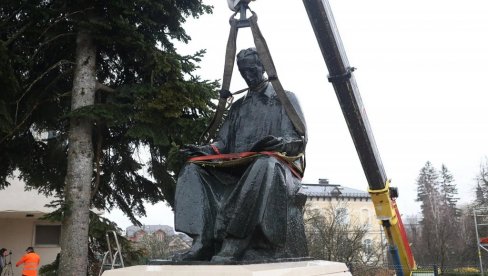 SRPSKOM GENIJU SAMO PERIFERIJA: Posle gotovo trideset godina spomenik Nikoli Tesli vraća se u Gospić