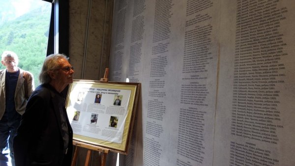 ХАНДКЕ СЕ ПОКЛОНИО ЖРТВАМА УСТАШКОГ МАСАКРА: Нобеловац и његова ћерка пред зидом са именима 6.000 свирепо убијених људи (ФОТО)