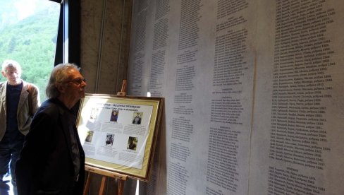 ХАНДКЕ СЕ ПОКЛОНИО ЖРТВАМА УСТАШКОГ МАСАКРА: Нобеловац и његова ћерка пред зидом са именима 6.000 свирепо убијених људи (ФОТО)