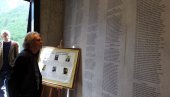 HANDKE SE POKLONIO ŽRTVAMA USTAŠKOG MASAKRA: Nobelovac i njegova ćerka pred zidom sa imenima 6.000 svirepo ubijenih ljudi (FOTO)