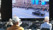 БЕОГРАЂАНИ СЕ ОКУПЉАЈУ НА ТРГУ РЕПУБЛИКЕ: На великом екрану уживо гледају Параду победе у Москви (ФОТО/ВИДЕО)