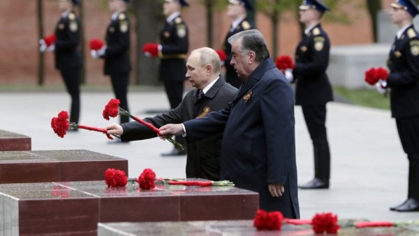 ДАН ПОБЕДЕ: Путин положио венац на споменик Незнаном јунаку (VIDEO)
