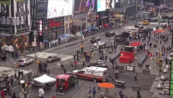 РАЊЕНО ДЕТЕ (4) И ДВЕ ЖЕНЕ: Хаос у центру Њујорјка, пуцњи одзвањали Тајмс Сквером! (ВИДЕО)