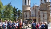 HRAM PO MERI NARODA: Joanikije osveštao zvono Sabornog hrama Svetog Simeona Mirotočivog u Beranama (FOTO/VIDEO)