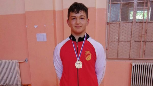 НА КРОВУ БАЛКАНА: Рвач пролетера Стеван Којић освојио златну медаљу