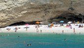 СПАКОВАНИ КОФЕРИ ЗА ГРЧКУ: Већ од овог викенда наши туристи моћи ће да уживају на плажама омиљене дестинације