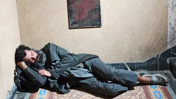 НЕ УМЕ ДА ПРОСИ: У биоскопу Балкан премијера документарног фила Бескућник денди Југослава Николића о уметнику који је завршио на улици