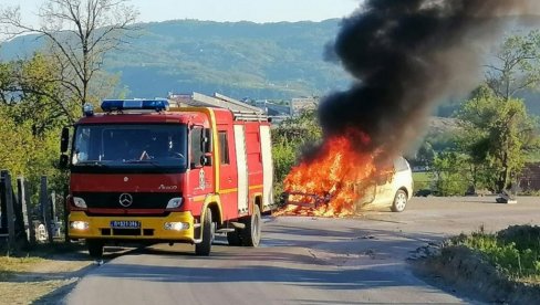 BUKTINJA KOD ČAČKA: Zapalio se automobil u pokretu