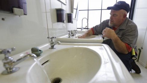 TRAŽE SE, A RADNIKA NEMA: Ovo su poslovi koje u Srbiji retko ko bira, a plate idu i do 300.000 dinara