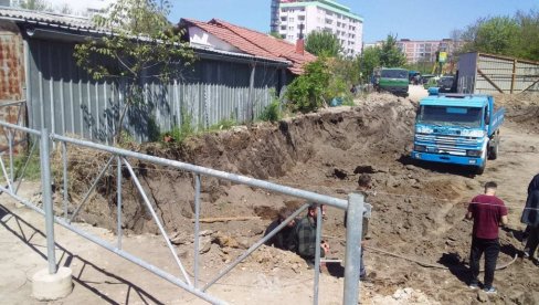 POTKOPAVAJU NAM TEMELJE I OPSTANAK: Firma u vlasništvu Albanca svojim građevinskim radovima ugrožava kuću porodice Miljković u Lipljanu
