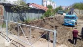 POTKOPAVAJU NAM TEMELJE I OPSTANAK: Firma u vlasništvu Albanca svojim građevinskim radovima ugrožava kuću porodice Miljković u Lipljanu