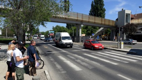 PASARELE JOŠ ČEKAJU NAZELENO SVETLO: Posle više odlaganja, grad najavljuje početak gradnje na Obrenovačkom putu