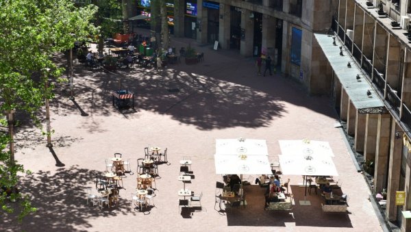 ХАОС У БЕОГРАДУ: Пешаци морају да прескачу столове кафића - угоститељи постављају места изван граница објекта