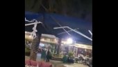 JEZIV SNIMAK IZ TEL AVIVA: LJudi snimali napad na grad - raketa pala na njih (VIDEO)