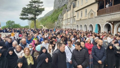 HILJADE VERNIKA NA OSTROGU: Na veliki praznik došlo i mnogo Srba sa Kosova (FOTO/VIDEO)