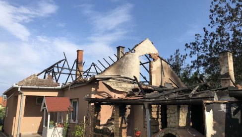 ZA TREN OSTALI BEZ KROVA NAD GLAVOM: U požaru kod Zrenjanina izgorela kuća Nikolića  (FOTO/VIDEO)