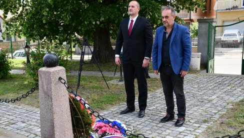 OBELEŽEN DAN OPŠTINE NEGOTIN: Čelni ljudi opštine i lokalnog parlamenta položili cveće na spomenik Hajduk Veljka