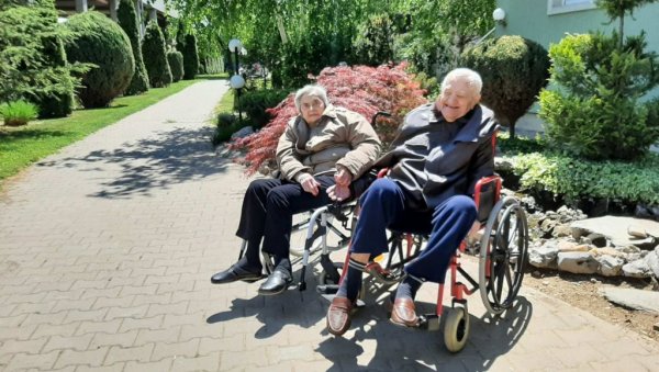 РУКУ ПОД РУКУ ДО СТАРАЧКОГ ДОМА: Најстарији брачни пар у Нишу, Савић и Олга Јовановић, 72 године живи заједно и никада се није раздвајао
