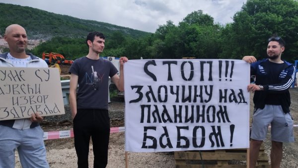 ПОБУНА ЗБОГ  КАМЕНОЛОМА: Житељи параћинских села Плана и Лешје протестовали испред новог рудника у комшилуку