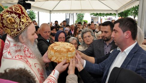 СВЕТИТЕЉУ У ЧАСТ: Прослављена слава и обележено 20 година манастира Свети Василије