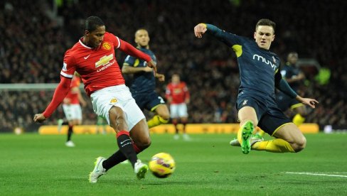 КОЛЕНА НИСУ ИЗДРЖАЛА: Легенда Еквадора и Манчестер јунајтеда окачио копачке о клин (ФОТО)