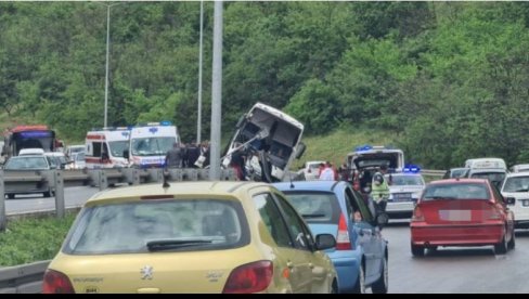 DEVOJKE PROLETELE KROZ ŠOFERŠAJBNU AUTOBUSA: Detalji saobraćajne nesreće na auto-putu, vozilo umalo prešlo na drugu stranu!